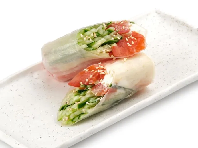 Спринг-ролл с лососем